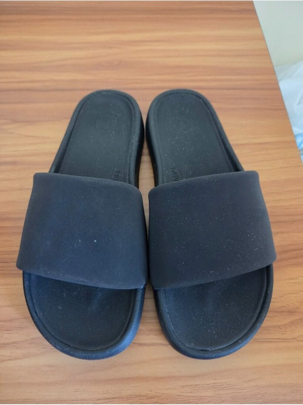 Lululemon Black Women's Restfeel Slides - Picture 3 of 6